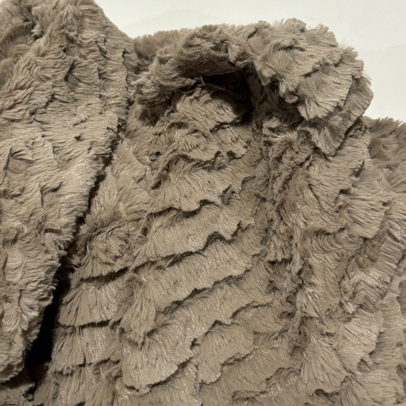 Cynthia Steffe ruffled faux fur beige tan winter coat size medium EUC - Picture 8 of 12